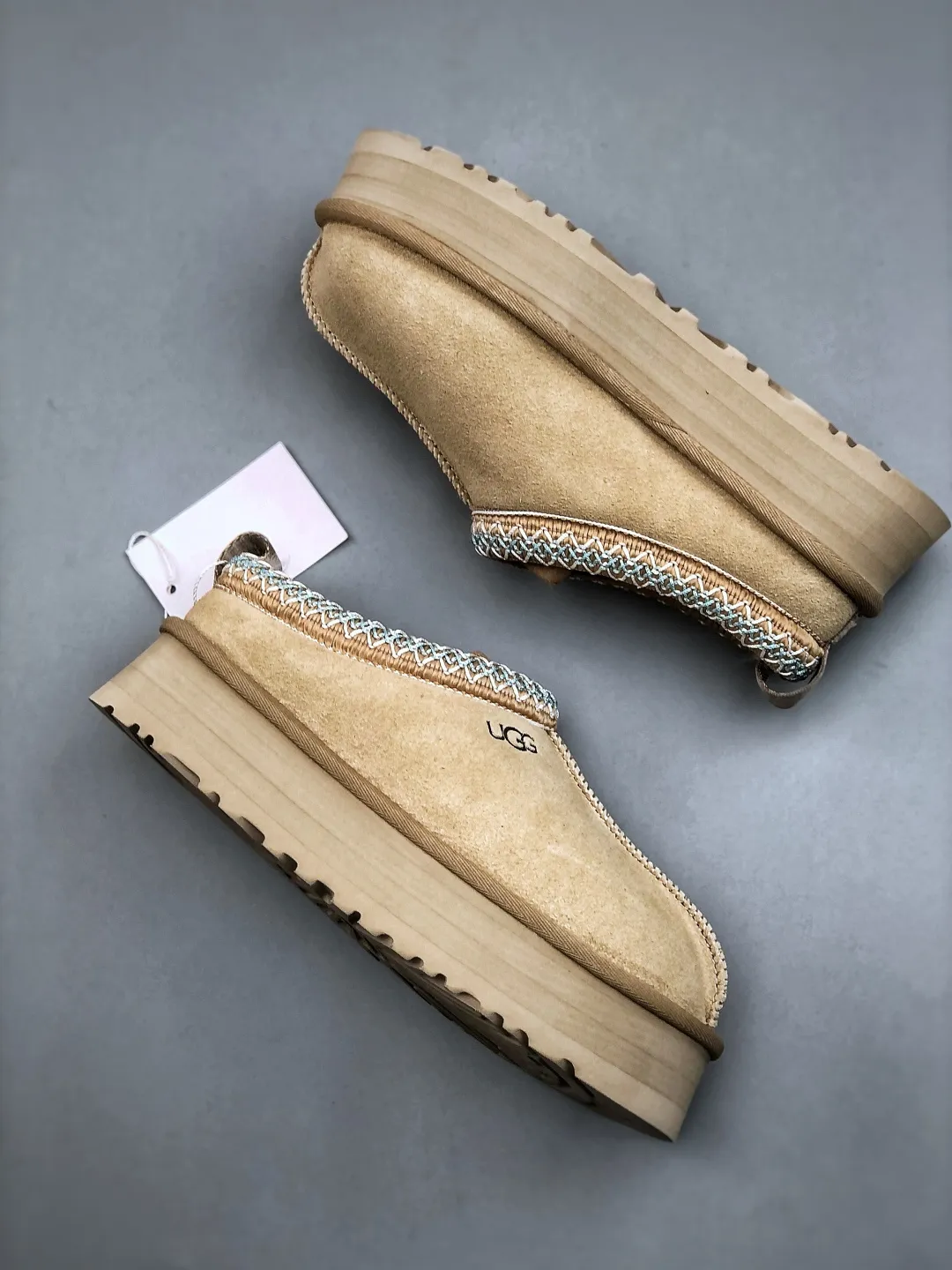 Local self-pickup💰560 supports store placement. The top version on the market. UGG Tazz ethnic style thick-soled women's model. Xiaohongshu's hot model. Produced by a major foreign trade factory in Guangzhou. From toe to insole, genuine sheep fur. Independent outer box packaging. Chip. With waterproof technology. Differentiating from any version on the market. 5cm thick sole. Independently developed original outsole. Cashmere insole. Keep warm when going out in winter. It is a very suitable choice for home use. In the new year, uug has launched a style series, which is partially biased towards the preferences of young consumers. It has also moved to the forefront of fashion trends. Shoe body material. Water-repellent coated suede upper. 17mm UGGPURE™ implanted wool insole. Lightweight non-slip and comfortable rubber outsole. With brand LOGO. With full packaging. Size: 35-40